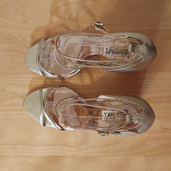 Badgley Mischka Soft Gold Embossed Pattern Leather Wedges Size 8 - Picture 7 of 16